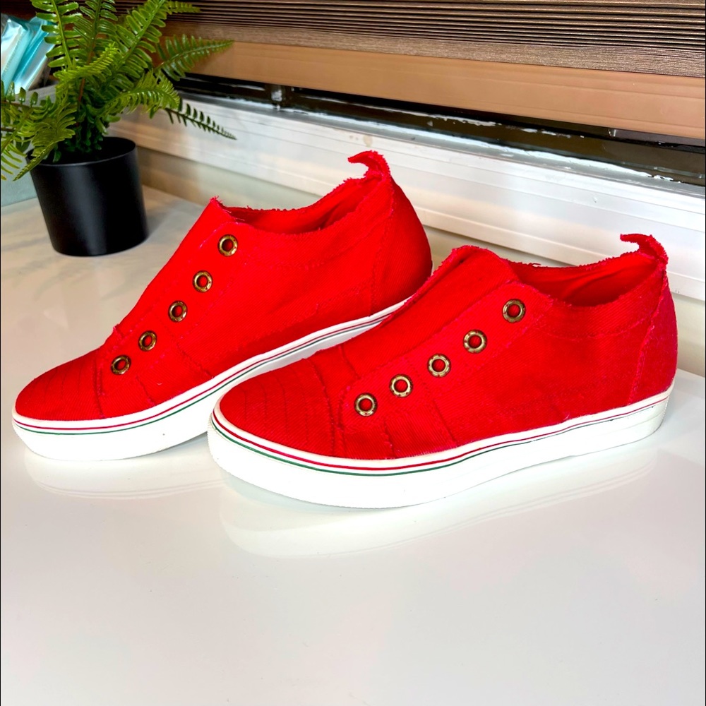 Red sneakers. Jolimall.